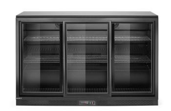 Kühlschrank mit drei Schiebetüren an der Bar