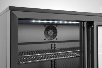 Preview: Kühlschrank mit drei Schiebetüren an der Bar