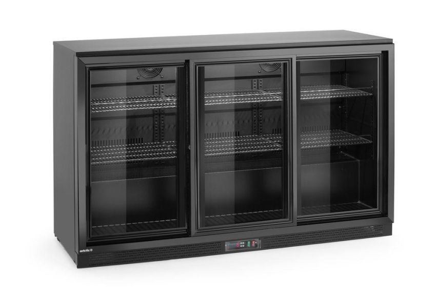 Kühlschrank mit drei Schiebetüren an der Bar